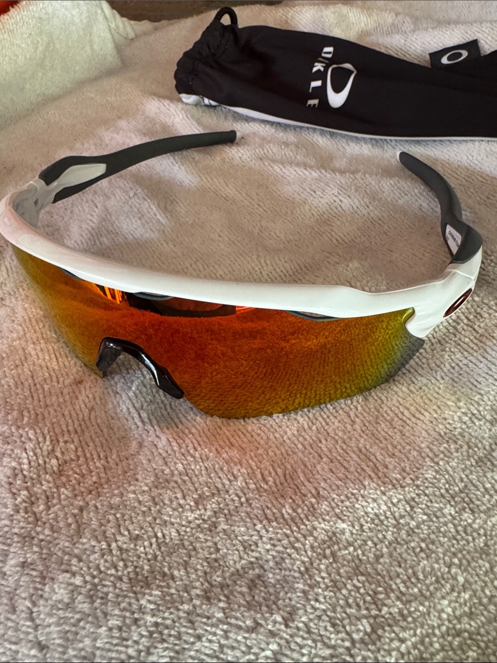 Oakley Radar Path - white frame - fire lenses - gray black socks - with bag
